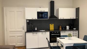 KĂŒhlschrank, Mikrowelle, Ofen, Herdplatte