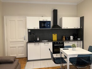 冰箱、微波炉、烤箱、炉灶