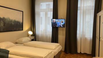 1 habitación, tabla de planchar con plancha, wifi gratis y ropa de cama