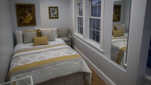 A bedroom with a bed, a window, and two paintings on the wall. - II New apartment with Luxury amenities in Boston (Boston)