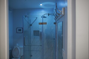 Haartrockner, Handtücher, Seife, Toilettenpapier