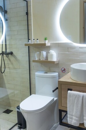 Loft 203 - w/living room-Daily Cleaning | Bathroom | Shower, hair dryer, towels, soap - Casa Adefra Boutique Hotel Zona Colonial (Santo Domingo)
