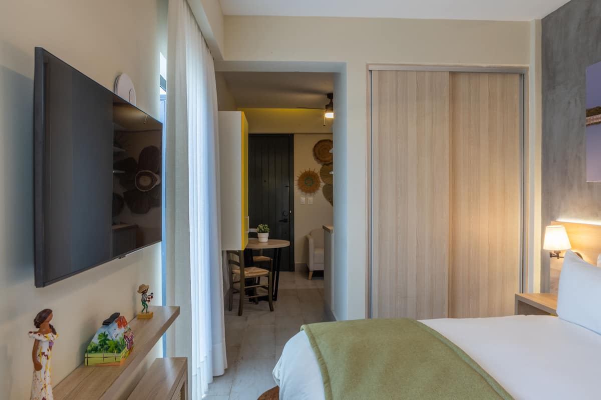Loft 205 - w/balcony - Daily Cleaning | In-room safe, blackout drapes, cribs/infant beds, free WiFi