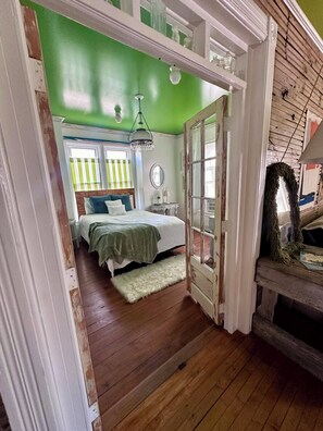 1 bedroom, free WiFi, bed sheets - Cute & Artsy condo 1mi from Beulah, 7mi from Frankfort & 15mi from Crystal Mtn. (Benzonia)