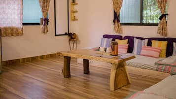 1 habitación, tabla de planchar con plancha y ropa de cama