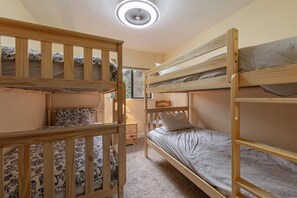4 bedrooms, desk, free WiFi, bed sheets - Hyde Away in Tahoe Park! (Tahoe City)