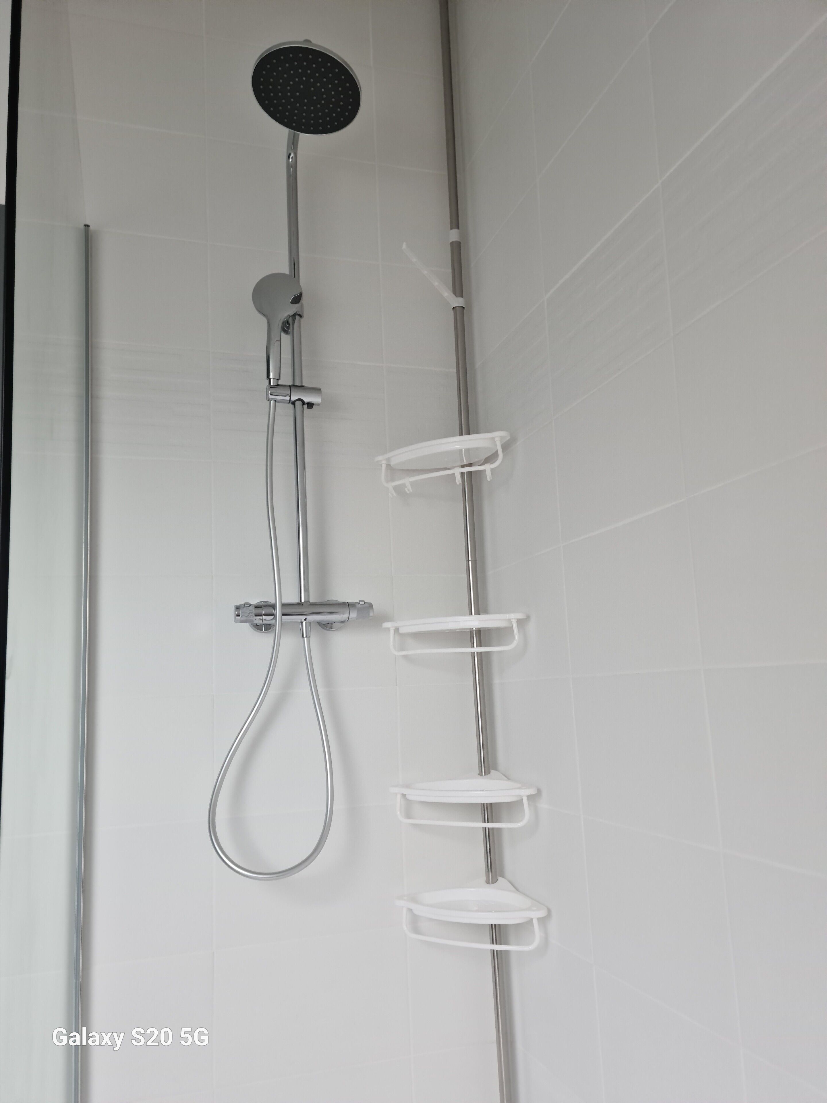 Een douche, een haardroger, handdoeken, zeep