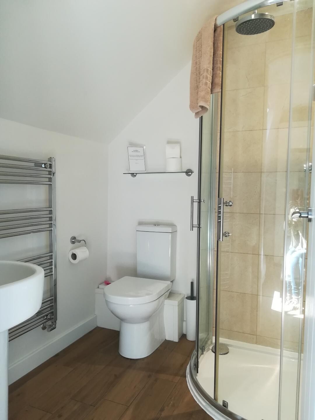 Douche, sèche-cheveux, serviettes fournies, savon