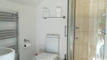 Douche, sèche-cheveux, serviettes fournies, savon