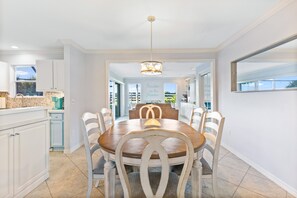 Dining - Paradise on the Preserve w/ hot tub and golf cart (The Villages)