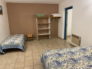 1 bedroom, travel cot, free WiFi