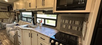 Aggieland Glamping! Cozy RV with modern comforts. Only minutes from campus.