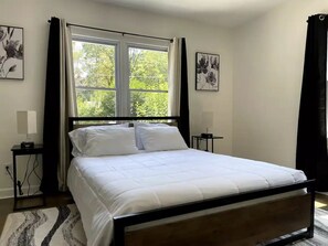 3 Schlafzimmer, Schreibtisch, Bügeleisen/Bügelbrett, Reisekinderbett