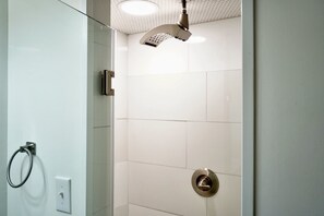 Ducha, secador de pelo, toallas, jabón