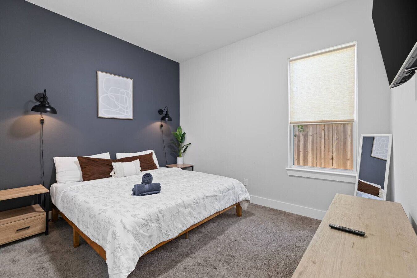 4 bedrooms, desk, iron/ironing board, WiFi