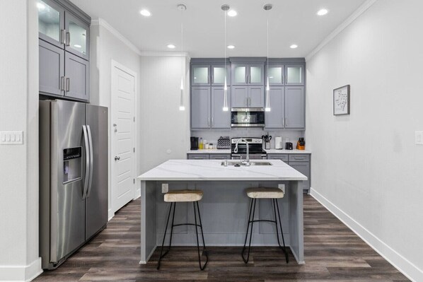 Fridge, microwave, oven, stovetop - Welcome 2 Dallas - 4 Miles to Downtown - Updated! (Dallas)