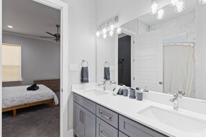 Hiustenkuivaaja, pyyhkeet, saippua, vessapaperi