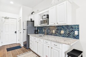 Refrigerador, microondas, cafetera y tetera y tostadora 