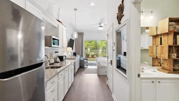 Refrigerador, microondas, cafetera y tetera y tostadora