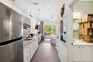 Kylskåp, mikrovågsugn, kaffe- och tebryggare och brödrost