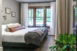 3 soverom, skrivebord, strykejern/-brett og reiseseng for barn