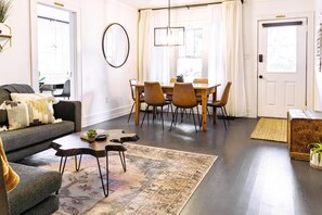 Una Smart TV, un reproductor de DVD, libros