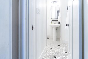 Dusj, hårføner, håndklær og såpe