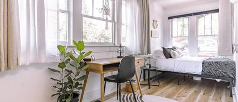 3 habitaciones, escritorio y tabla de planchar con plancha