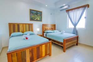 3 bedrooms, WiFi, bed sheets - Casa Luna. (Belize)