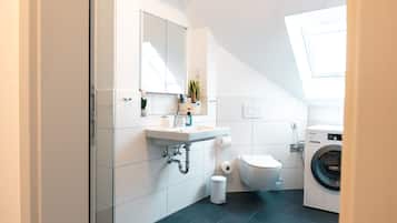 Dusche, umweltfreundliche Kosmetikartikel, Haartrockner, Handtücher