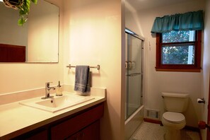 Sèche-cheveux, bidet, serviettes fournies, savon