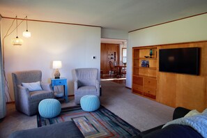 Smart TV, DVD player, books, stereo