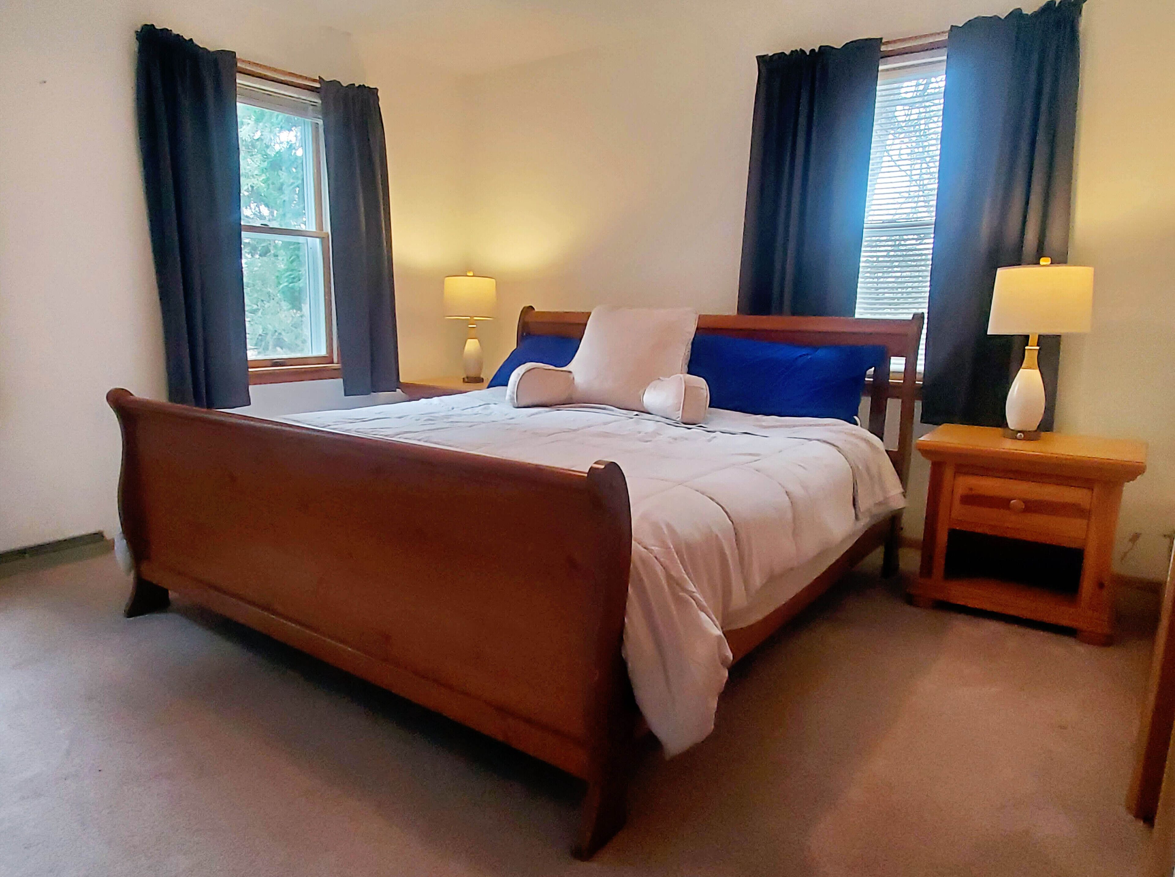 2 soverom, skrivebord, strykejern/-brett og reiseseng for barn