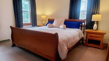 2 soverom, skrivebord, strykejern/-brett og reiseseng for barn