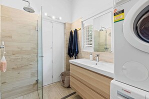 Douche, sèche-cheveux, shampoing