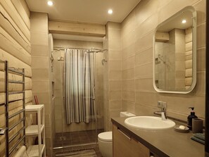Douche, sèche-cheveux, serviettes fournies, savon