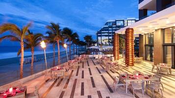 3 restaurants, breakfast served