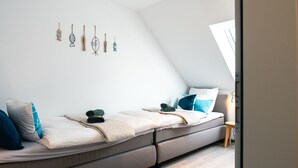 Et moderne soveværelse med en køjeseng, et lille bord og dekorativ vægkunst.
