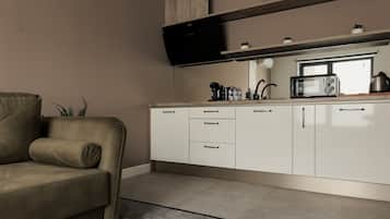 Business Apartment | Private kitchen | Microwave, coffee grinder, cookware/dishes/utensils, cleaning supplies