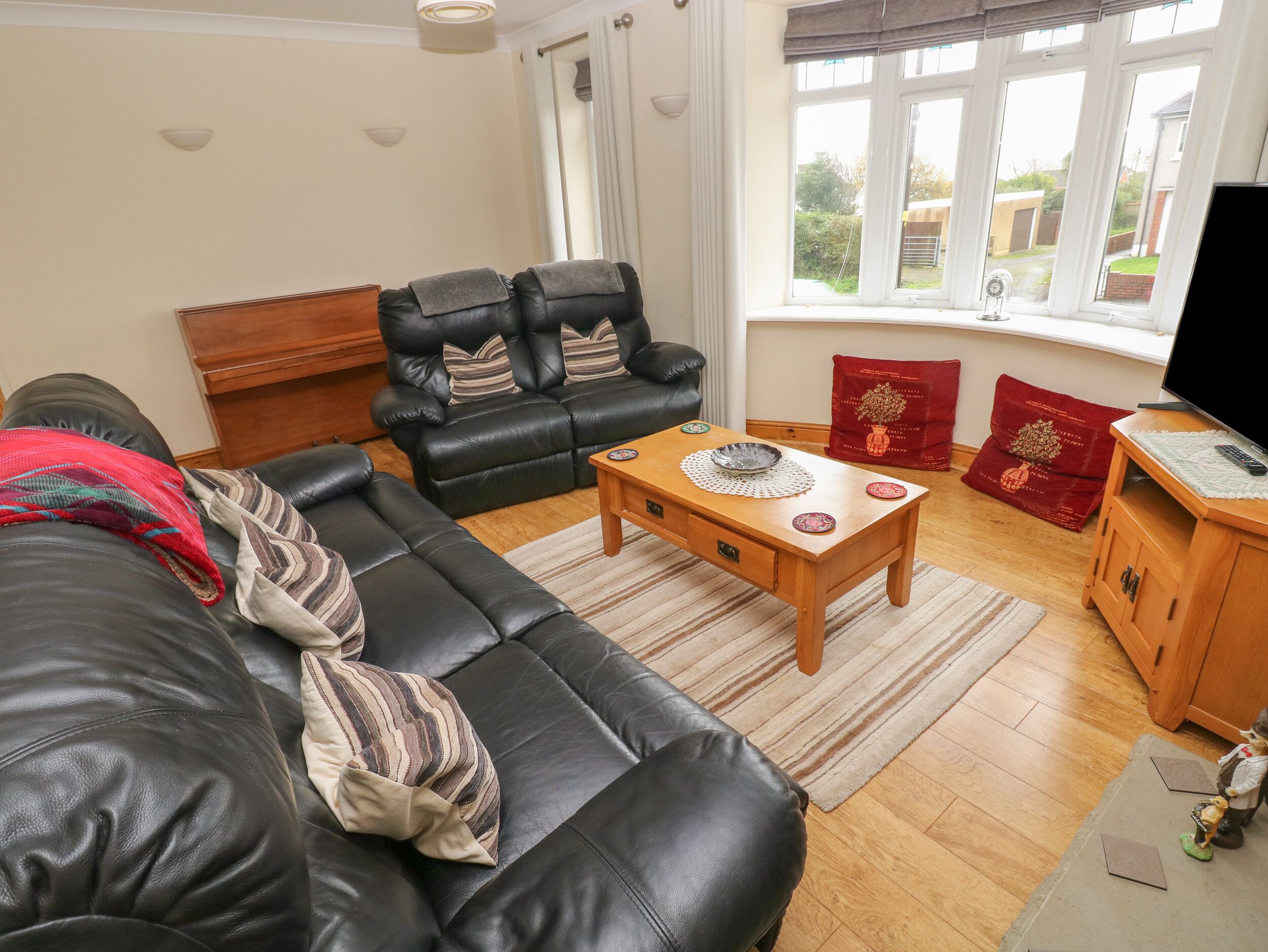 Highmead, Pet Friendly, Character Holiday Cottage In Burry Port - Llanelli
