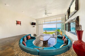 Een televisie en boeken