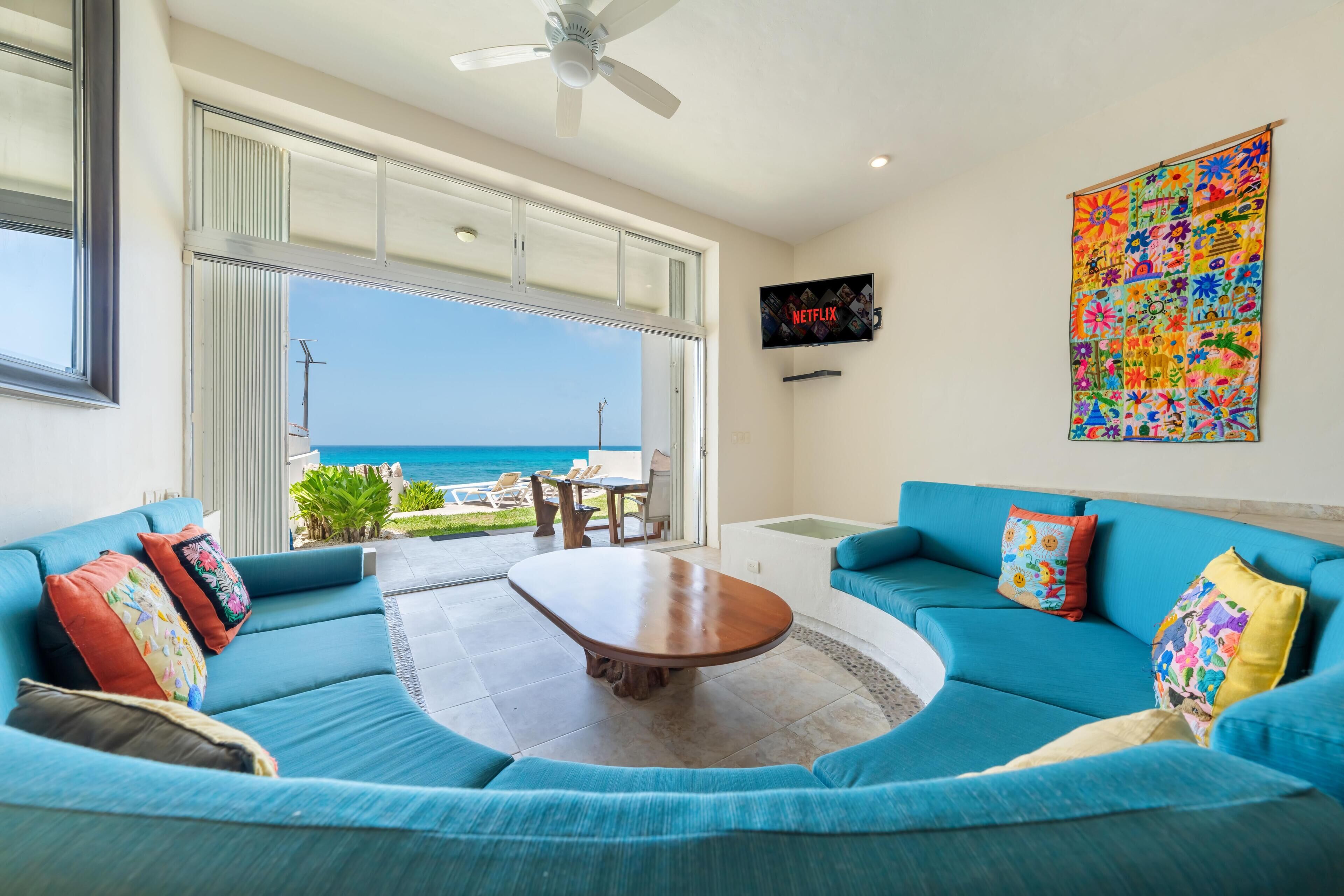 Een smart-tv en boeken