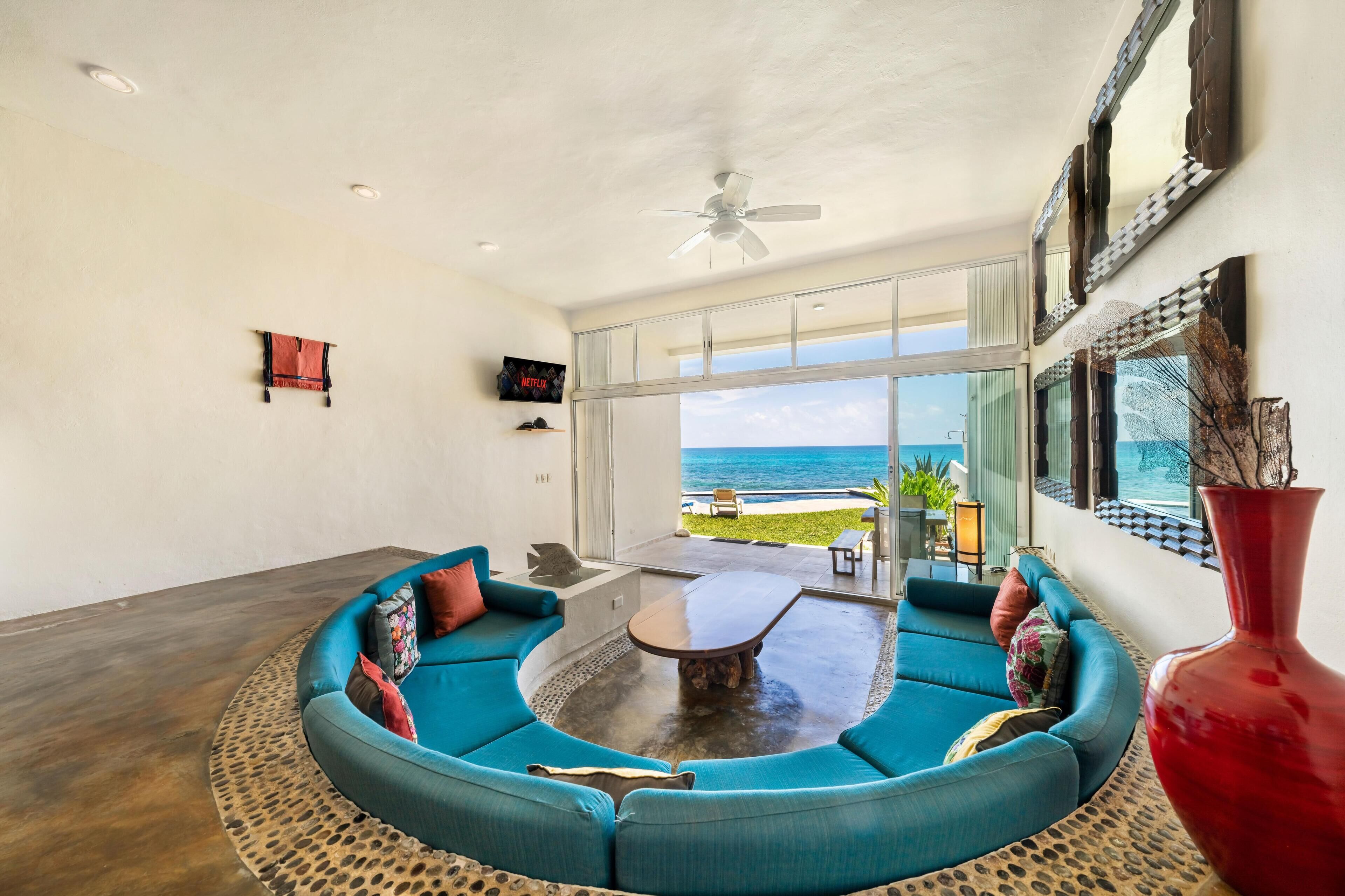 Een smart-tv en boeken