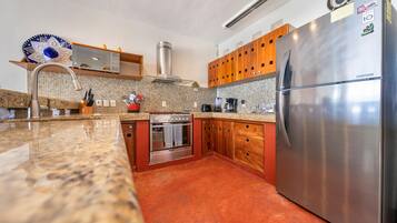 Een koelkast, een magnetron, een oven, een kookplaat