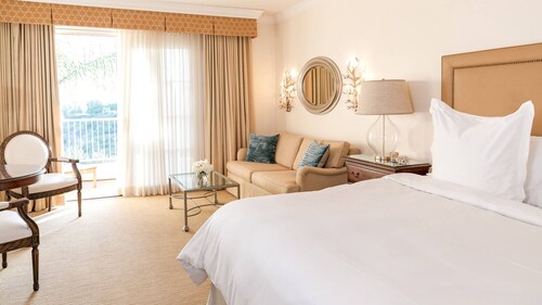 Four Seasons Luxury Villa for 8, minutes from the beach! Onsite Golf and Spa! 