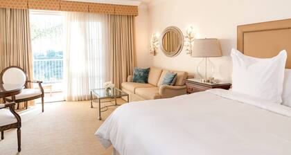 Four Seasons Luxury Villa for 8, minutes from the beach! Onsite Golf and Spa!