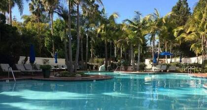 Four Seasons Luxury Villa for 8, minutes from the beach! Onsite Golf and Spa!
