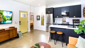 Una cucina moderna con isola integrata, elettrodomestici in acciaio inossidabile e angolo bar.