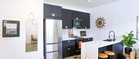 Refrigerador, microondas, horno, placa de cocina