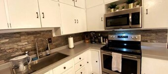 Athens Heavenly Haven, Pristine 4 BR, King Suite, Sleeps 11, fenced yard+grill